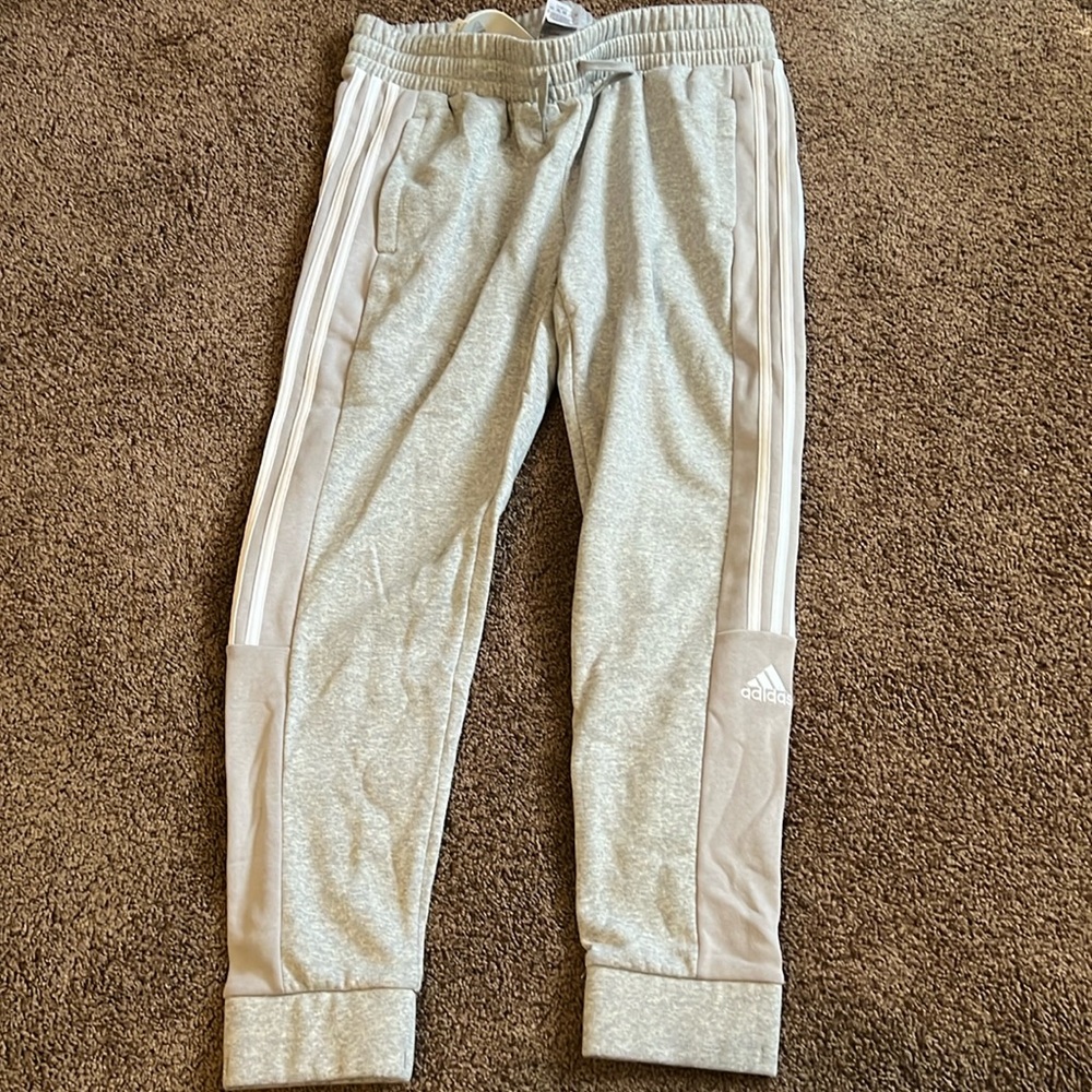 Adidas women’s gray Multi Sport Multi Deporte sweat pants Medium.